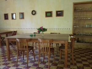 una mesa de comedor con sillas y un jarrón de flores en Thirifays, résidence de vacances, en Chiny