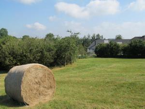 un gran fardo de heno sentado en un campo en Energîte, en Tillet