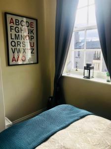 Postel nebo postele na pokoji v ubytování City Centre Georgian Apartment