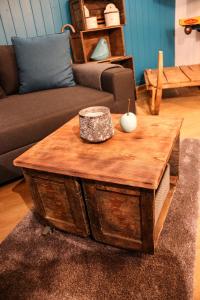 uma mesa de café em madeira numa sala de estar em Meine kleine Ecke em Ferden