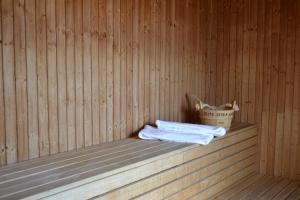 una panchina in una sauna con una borsa di asciugamani di Elite Stora Hotellet Linköping a Linköping