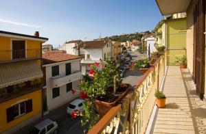 - Balcón con vistas a una calle de la ciudad en Casa vacanze " L' ORCHIDEA " Sapri, en Sapri