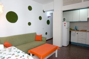a living room with a couch and a kitchen at Mai City Apartment in Las Palmas de Gran Canaria