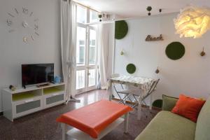 ein Wohnzimmer mit einem Sofa und einem Tisch in der Unterkunft Mai City Apartment in Las Palmas de Gran Canaria