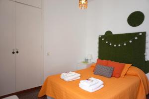 ein Schlafzimmer mit einem Bett mit Handtüchern darauf in der Unterkunft Mai City Apartment in Las Palmas de Gran Canaria