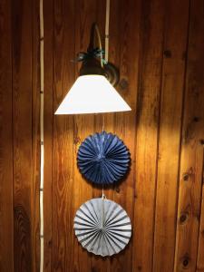 Dwa parasole wiszą na drewnianej ścianie w obiekcie Tleniowo w Tleniu