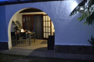 une maison avec une arche menant à une salle à manger dans l'établissement Maspalomas Experience Holiday House, à Maspalomas
