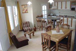 uma cozinha e sala de jantar com mesa e cadeiras em Caminos del Vino Apartments em Mendoza