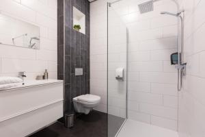 een badkamer met een toilet, een wastafel en een douche bij B&B - Eetcafe - Riekelt in Gronsveld