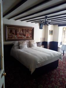 Un dormitorio con una cama grande con un cuadro en la pared. en The Old Tea House, en Dorchester