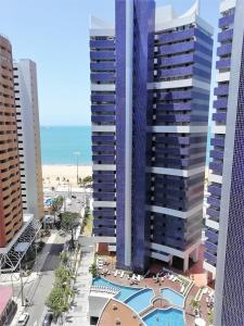 uma vista para a praia a partir da varanda de um edifício em Beach Class Rosalux em Fortaleza