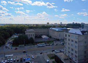 Blick auf eine Stadt mit Gebäuden und einem Parkplatz in der Unterkunft Smolna Tower in Warschau