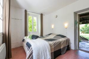 a bedroom with a bed and a window at Rêve de Provence Villa avec jardin et piscine in Forcalquier +38 photos