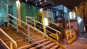 una rampa di scale di fronte a un edificio di Hotel Luni a San Paolo