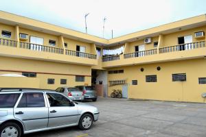 a car parked in a parking lot in front of a building at Pousada Martin de Sá in Caraguatatuba