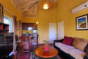 un soggiorno con un divano e un tavolo di Tropical Lagoon Resort a Port Antonio