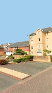 um parque de estacionamento vazio em frente a um edifício em Cardiff Bay Apartment em Cardiff