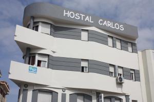 a building with a hospital cartos sign on it at Hostal Carlos 2 in La Línea de la Concepción