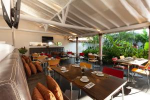 A restaurant or other place to eat at Casa Oniri Hotel Boutique