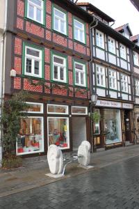 un edificio con una fuente frente a una calle en Puppenstübchen en Wernigerode