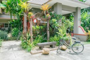 清迈鸦片公寓式酒店外面的花园