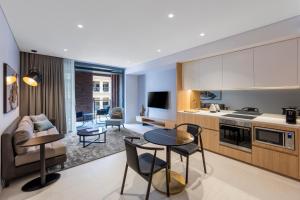 Kuchyň nebo kuchyňský kout v ubytování SKYE Suites Sydney