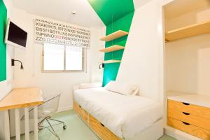 a small bedroom with a bed and a desk at Students XD in Granada