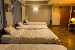 Tsushima Dae-A Hotel tesisinde bir odada yatak veya yataklar