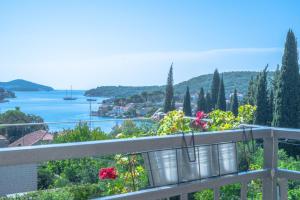 un balcón con flores y vistas al agua en Luxury 5* Apartment by Guide & Sleep en Zaton