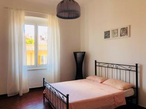een slaapkamer met een bed en een raam bij The Gate to Cinque terre in La Spezia