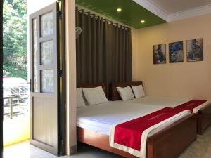 Postel nebo postele na pokoji v ubytování Nhat Mai Hotel