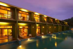 チャン島にあるMercure Koh Chang Hideawayの夜間のスイミングプール付きのホテル