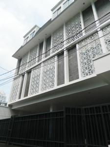 ماي هاوس اس سي بي دي في جاكرتا: مبنى أبيض مع شرفة