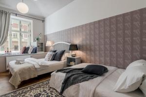 um quarto com 2 camas e uma parede em City centre Apartment Prague by Michal&Friends em Praga