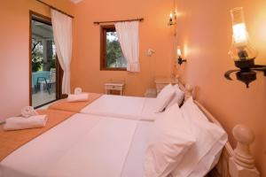 A bed or beds in a room at Alykes Park Bungalows