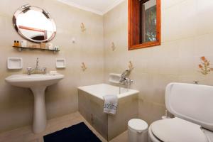 A bathroom at Alykes Park Bungalows