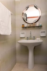 A bathroom at Alykes Park Bungalows