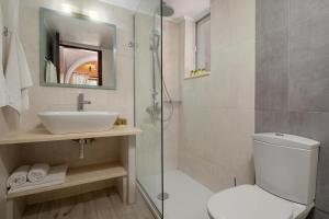 A bathroom at Alykes Park Bungalows
