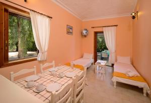 A bed or beds in a room at Alykes Park Bungalows
