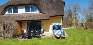 Vườn quanh Reetdachhaus Eibe 2, Kaminofen, Sauna, 8 Personen, W-Lan