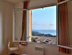 a window in a room with a view of the ocean at Résidence Les Hameaux de Santa Giulia in Porto-Vecchio
