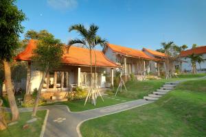 une maison avec un toit orange et une route sinueuse dans l'établissement Bukal Sari Villas Uluwatu, à Uluwatu