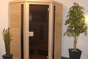 un ascensor de madera en una habitación con dos plantas en Residenz Ostseestrand Nr_ 11, en Scharbeutz