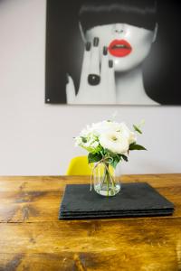 a vase filled with flowers on top of a table at The Old Wool House Apartments in Carlisle