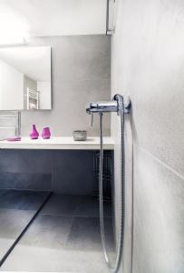 łazienka z prysznicem i umywalką w obiekcie Luxurious 2bedroom flat near Athens center w Atenach +12 zdjęć