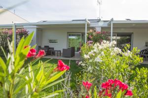 a garden with flowers in front of a house at Maribeach in Cavallino-Treporti