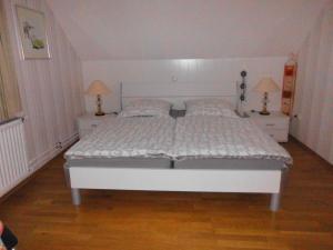 RettinにあるMuus Rudolfのベッドルーム(白いベッド1台、ランプ2つ付)