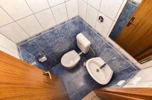 nad głową łazienki z toaletą i umywalką w obiekcie Apartmani Mate w Makarskiej
