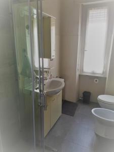 een badkamer met douche, wastafel en toilet bij Casa Anna in Arezzo +8 foto's