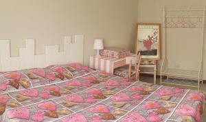 een slaapkamer met een bed met harten erop bij Casa Anna in Arezzo